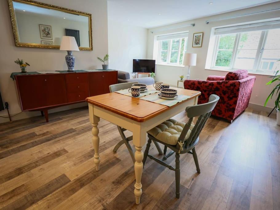 Spacious 1-Bed Apartment With Super King Or Twin In Central Charlbury, Cotswolds Екстериор снимка