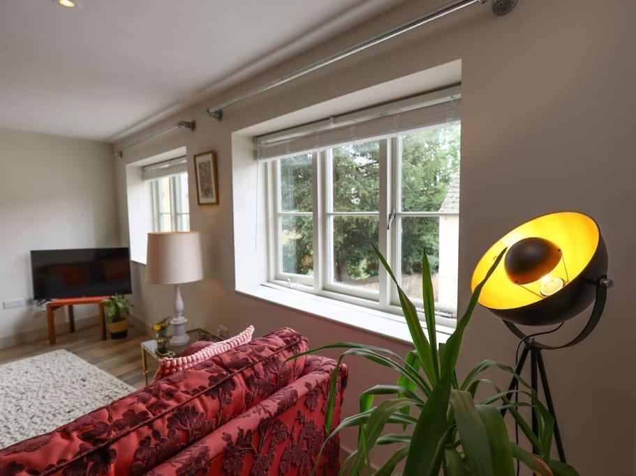 Spacious 1-Bed Apartment With Super King Or Twin In Central Charlbury, Cotswolds Екстериор снимка
