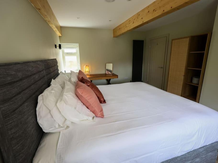 Spacious 1-Bed Apartment With Super King Or Twin In Central Charlbury, Cotswolds Екстериор снимка