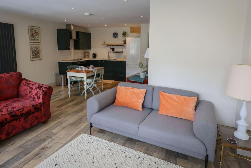 Spacious 1-Bed Apartment With Super King Or Twin In Central Charlbury, Cotswolds Екстериор снимка